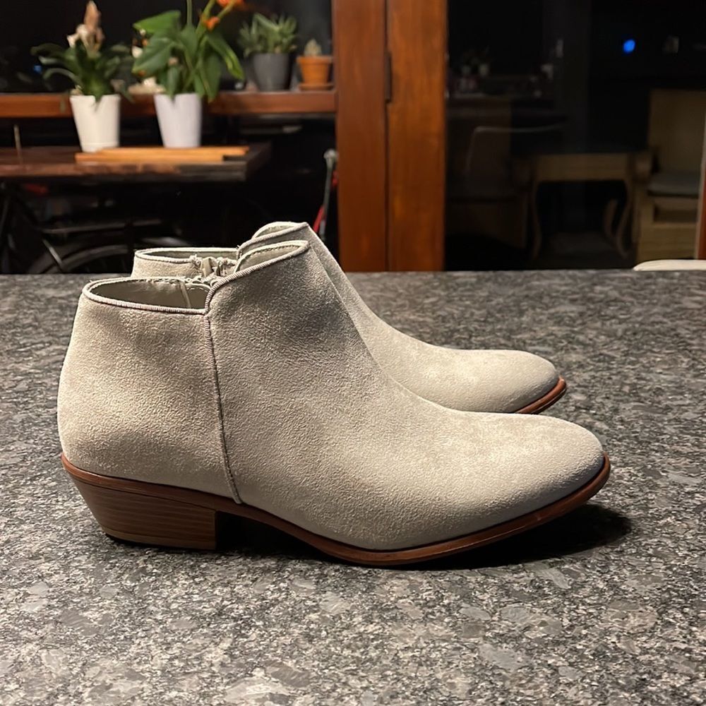 Wild Diva cute light gray suede ankle boots side zip 2” wood stack heel BNWOB